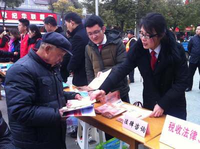 學雷鋒樹新風，法律咨詢暖人心——我院開展學雷鋒法律咨詢服務活動
