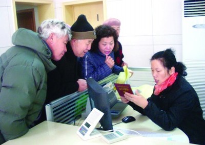 城鄉居民養老保險登記首日迎熱潮，市內四區兩千老人踴躍參保